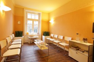 Weitere Sitzmöglichkeiten im Wartezimmer in der Kieferorthopädie in Hamburg